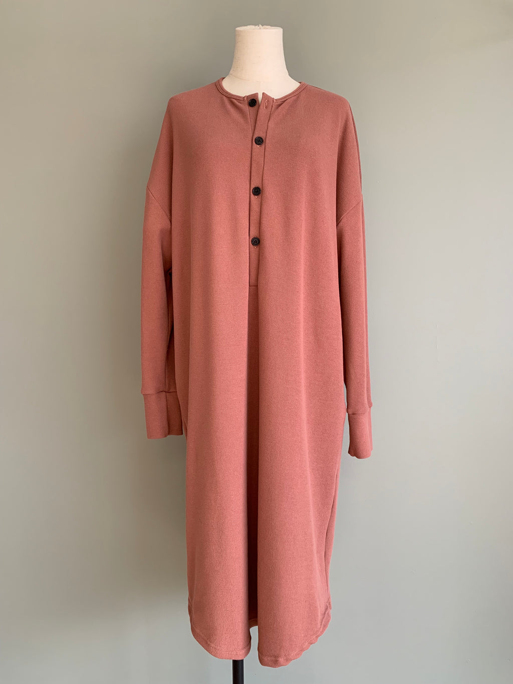 tight knit waffle robe in salmon