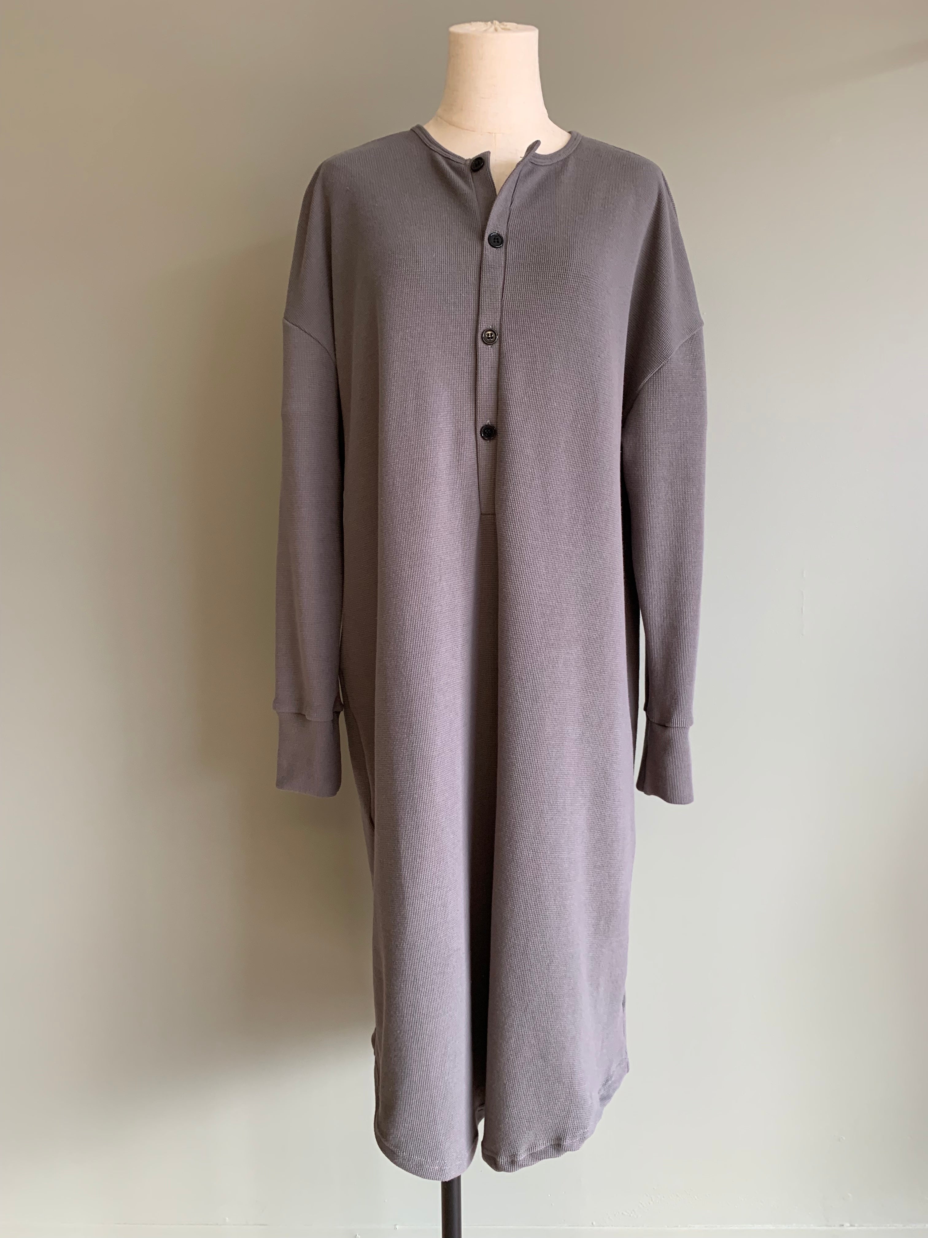 tight knit waffle robe in stone grey
